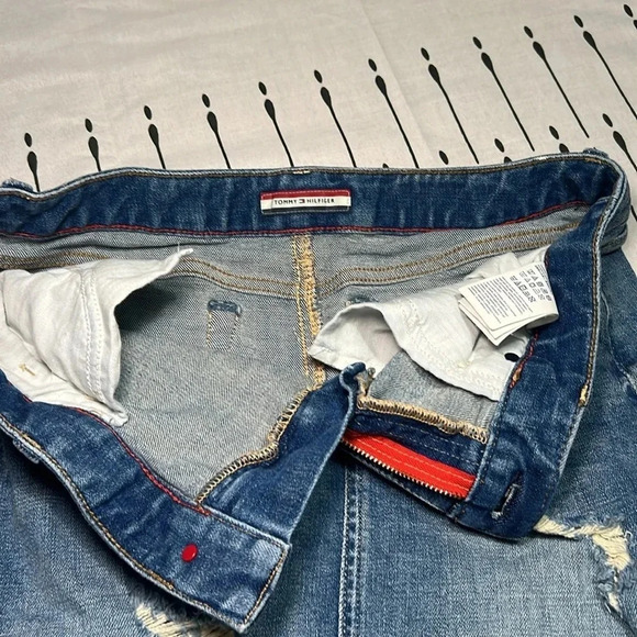 Tommy Hilfiger Slightly Distressed Jean  Mini. Denim Skirt. Size 4 - Picture 6 of 8